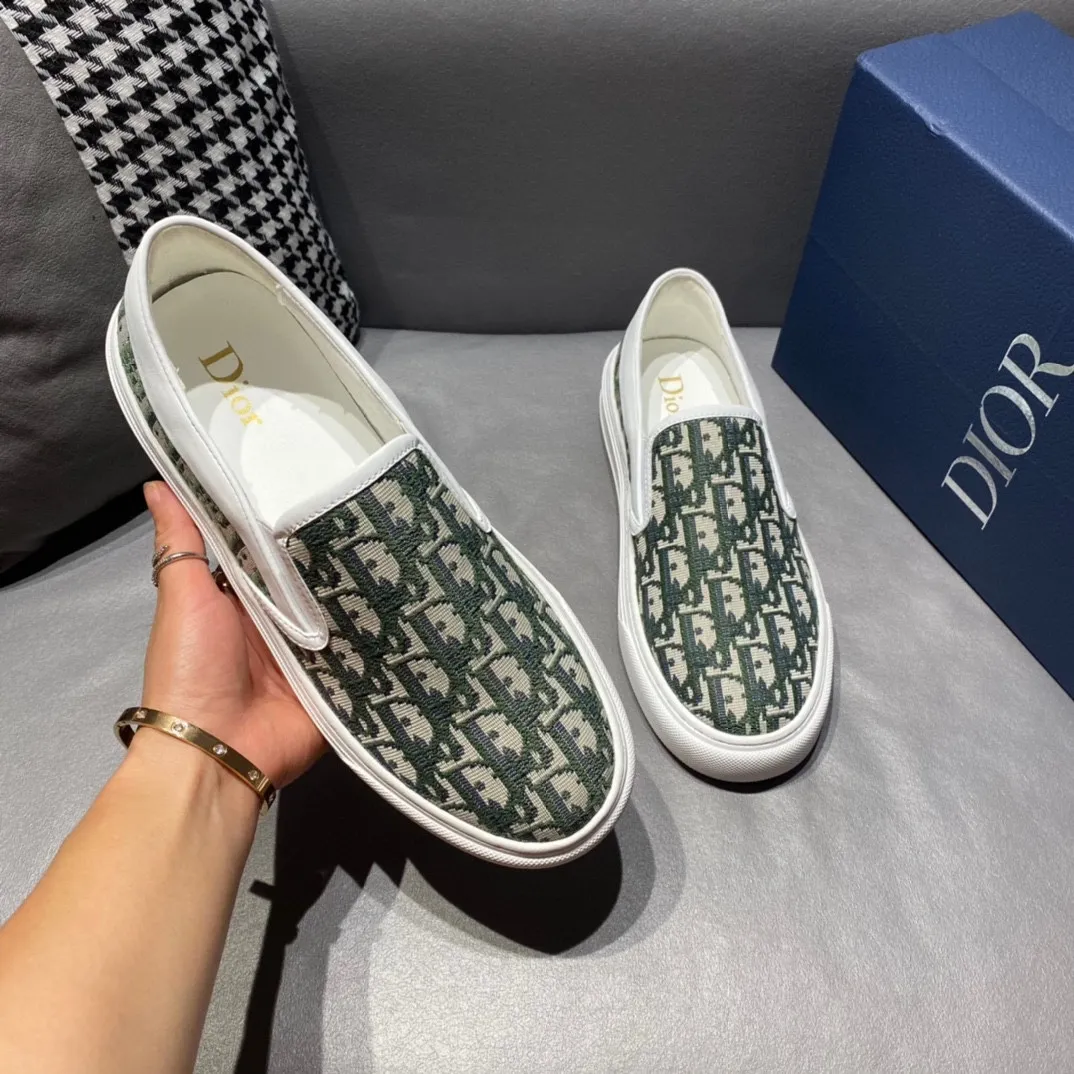 Factory price 340, Dior series casual shoes 👟🔥🕷🕷【Dior】Dior New casual men's shoes are launched in Hong Kong counters. Official website 1:1 production. Original Italian materials. Designed by European and American masters. Perfect shape to create counter quality, solid color rubber wear-resistant outsole and classic dazzling head! Super versatile and very comfortable. High-end without losing taste, fashionable and novel! ! Absolute focus! Code number: 38-45